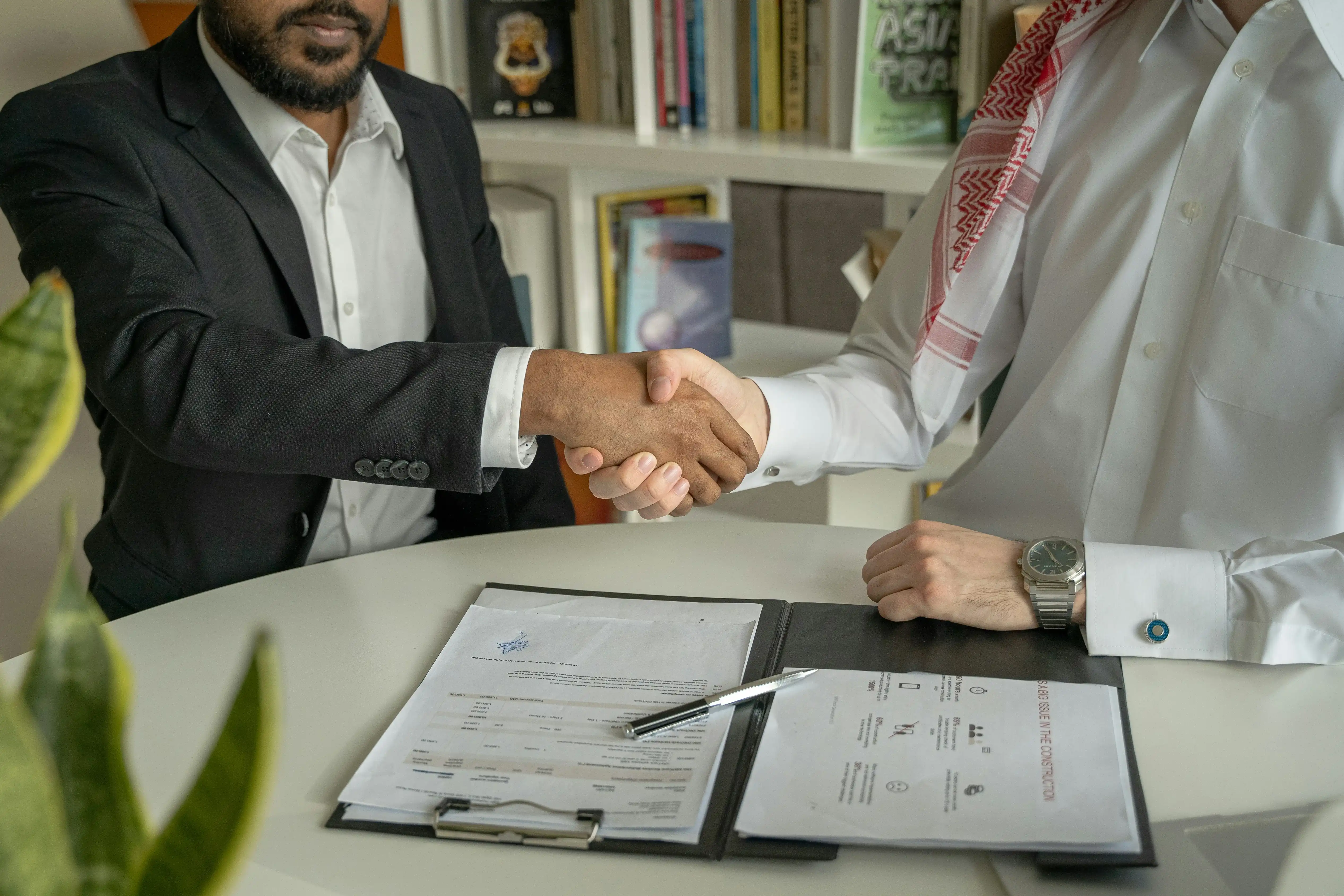 اجتماع عمل وتوقيع عقود